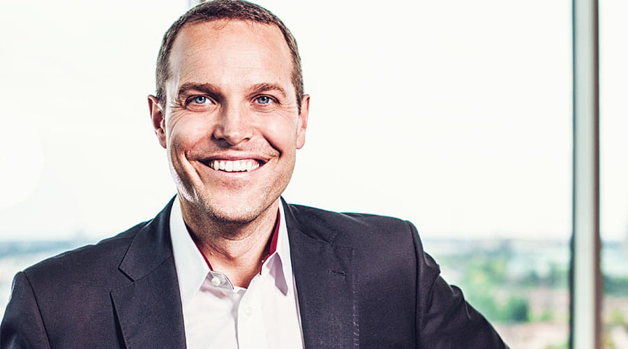 Groep mensen viert samen in sociale setting