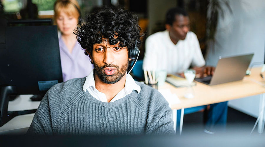 Man werkt op laptop in kantooromgeving