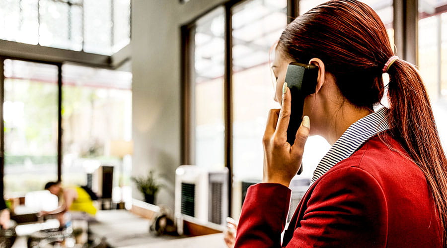 Femme parlant au téléphone au bureau