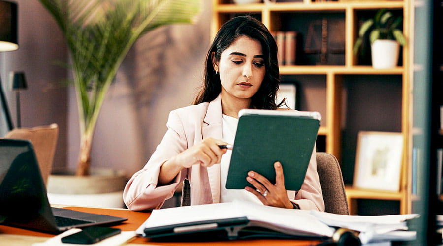 Vrouw gebruikt tablet op kantoor