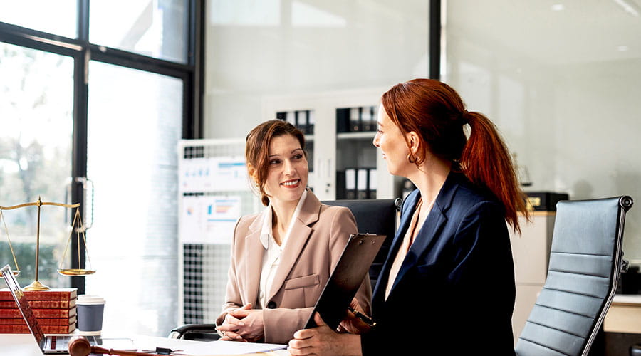 Twee professionals in gesprek op kantoor
