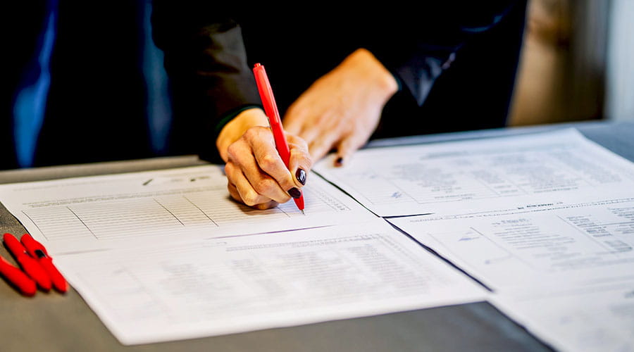 Gros plan de mains signant un document
