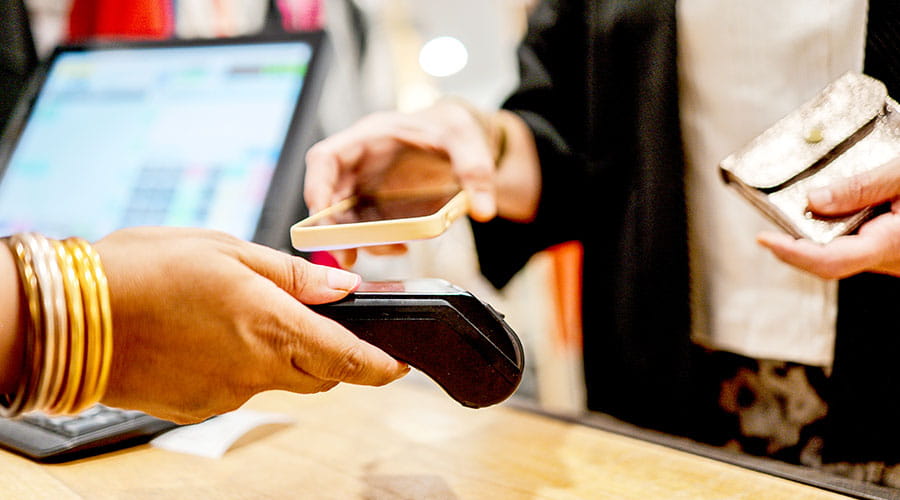 Clientul efectuează o plată contactless