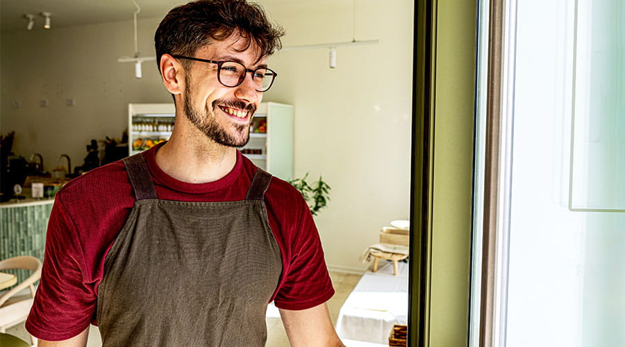 Employé de vente au détail debout en magasin
