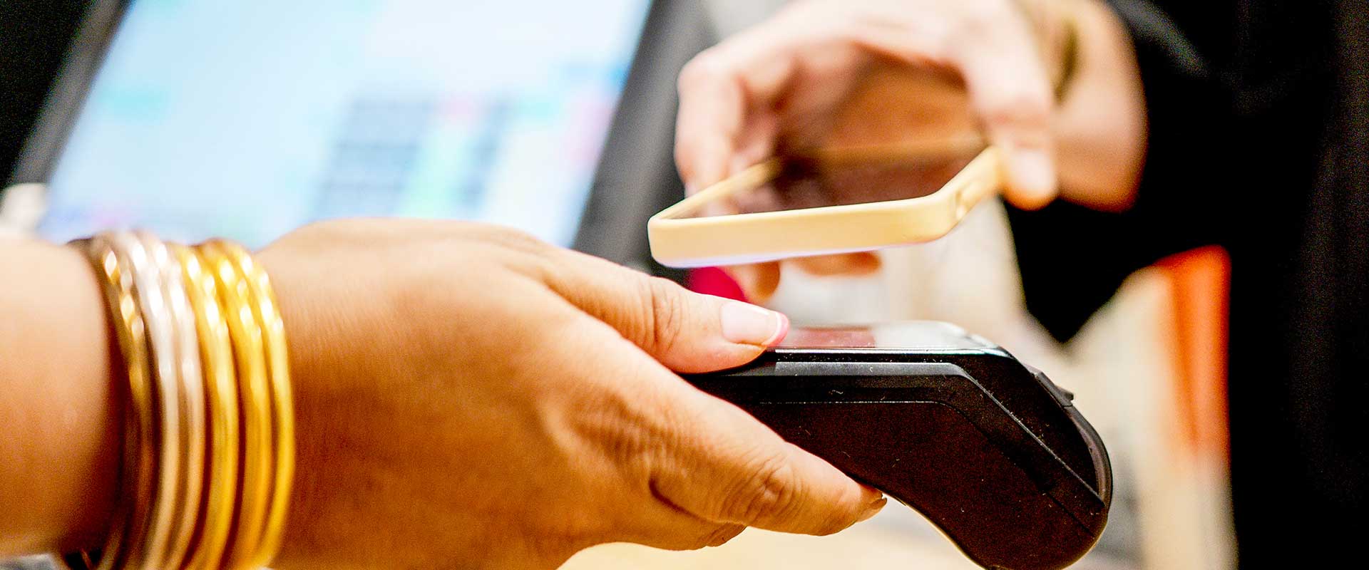 Cliente effettua un pagamento contactless in un negozio al dettaglio