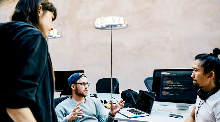 Il team discute idee in una sala riunioni. Il team discute idee in una sala riunioni.