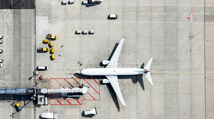 Aereo visto dall'alto sulla pista dell'aeroporto. Aereo visto dall'alto sulla pista dell'aeroporto.