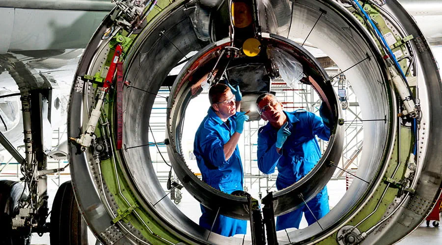 Ingegneri che lavorano all'interno di un motore aeronautico o di una turbina. Ingegneri che lavorano all'interno di un motore aeronautico o di una turbina.