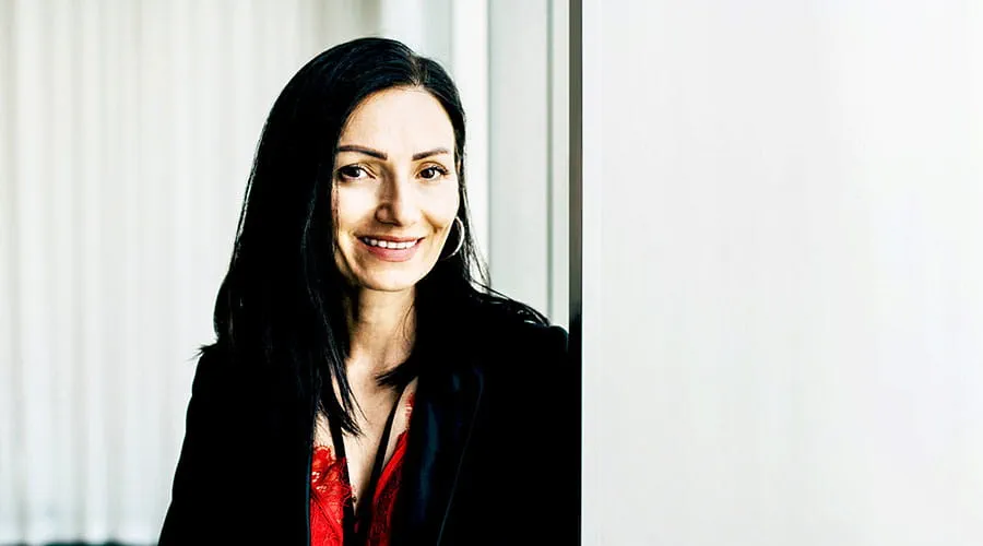 Ritratto di una donna professionista in ufficio Ritratto di una donna professionista in ufficio
