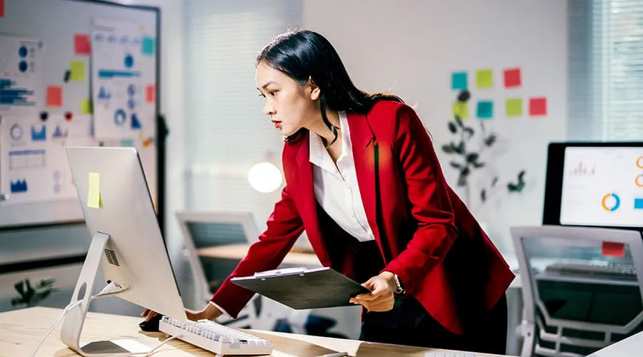 Una donna presenta delle idee ai colleghi in ufficio. Una donna presenta delle idee ai colleghi in ufficio.