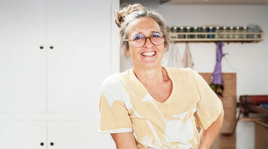 Persona sorridente in una luminosa cucina interna Persona sorridente in una luminosa cucina interna