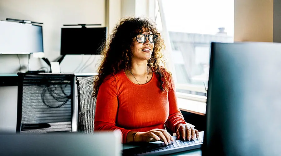Persona che lavora al computer fisso