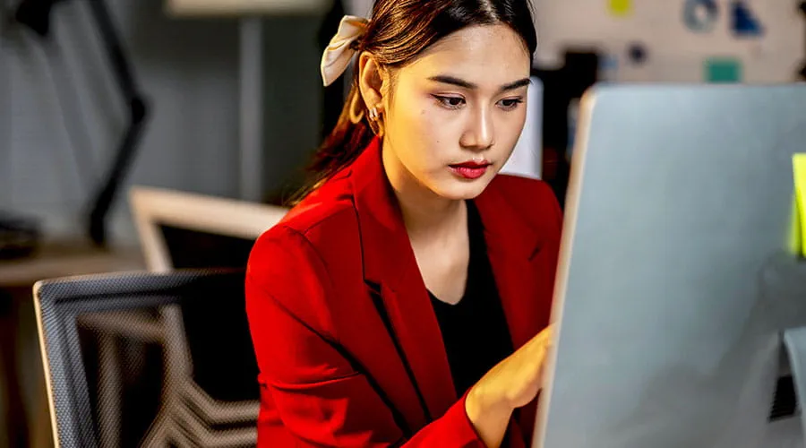Persona che lavora al computer portatile in ufficio Persona che lavora al computer portatile in ufficio