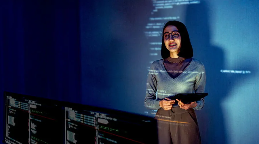 Persona che presenta dati su uno schermo digitale