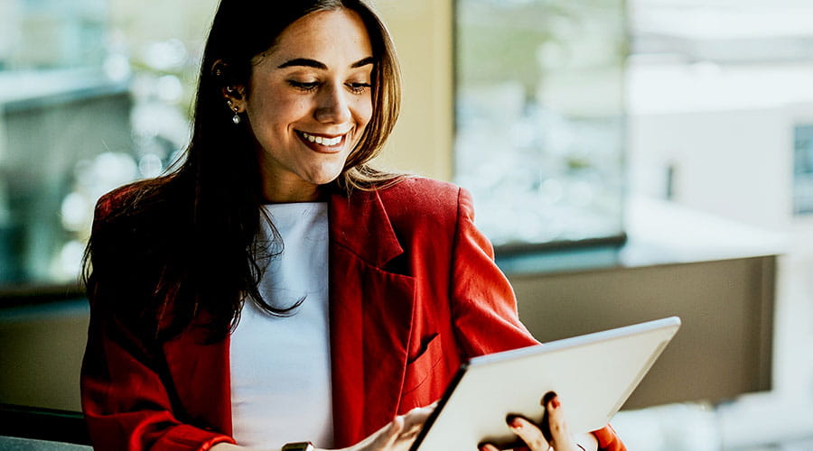 Persona che utilizza un tablet in ufficio Persona che utilizza un tablet in ufficio