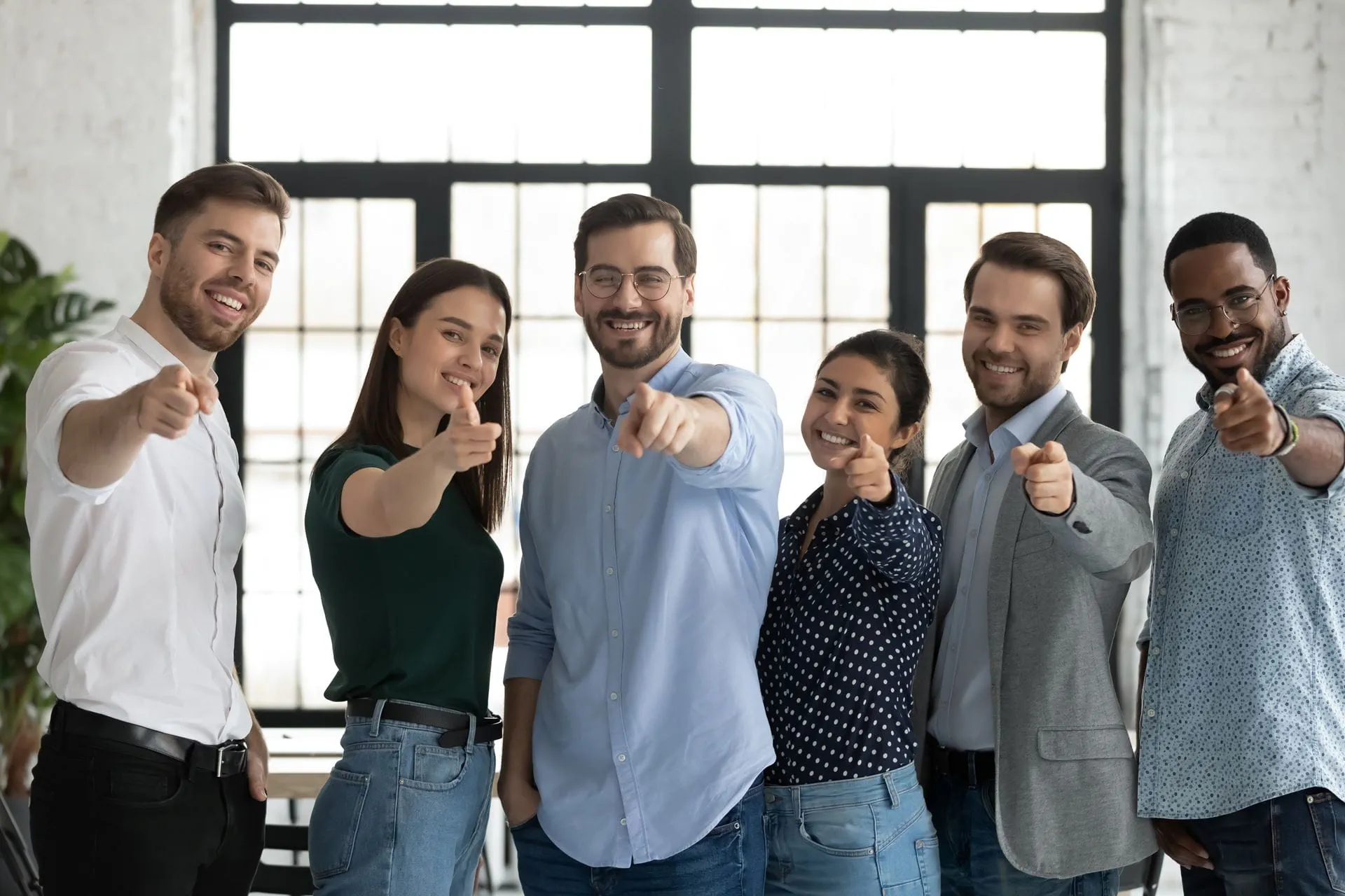 Smilende kollegaer i et mangfoldig og positivt team i et moderne kontormiljø. Profesjonell og vennlig utstråling. Smilende kollegaer i et mangfoldig og positivt team i et moderne kontormiljø. Profesjonell og vennlig utstråling.