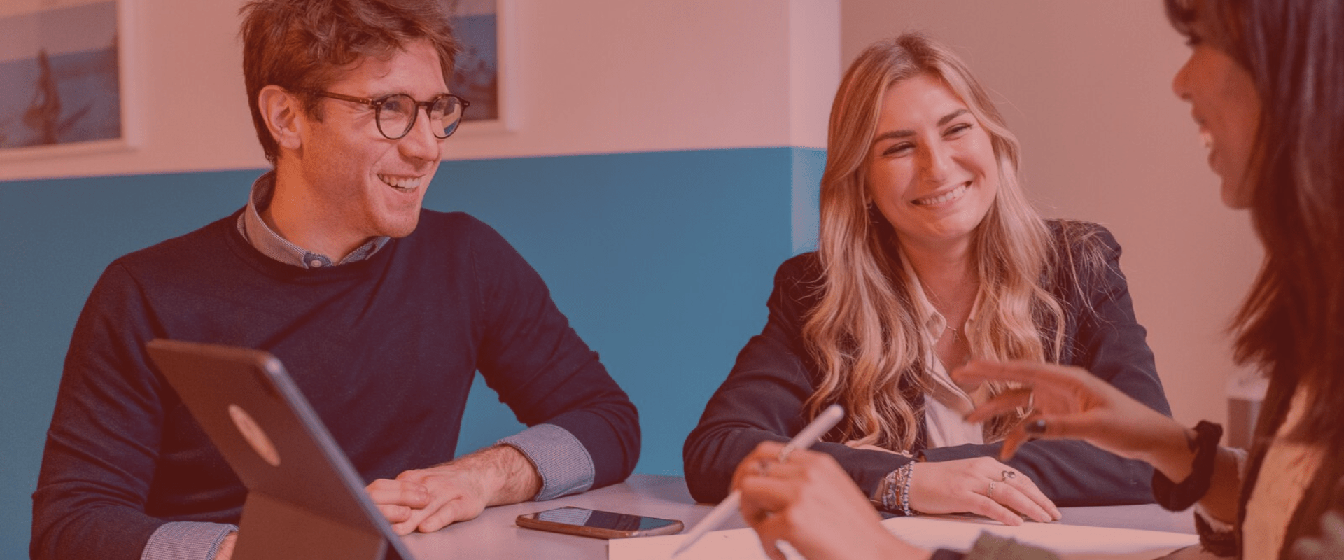 Samtale mellom 3 mennesker. De ler og har en  morsom og hyggelig samtale.