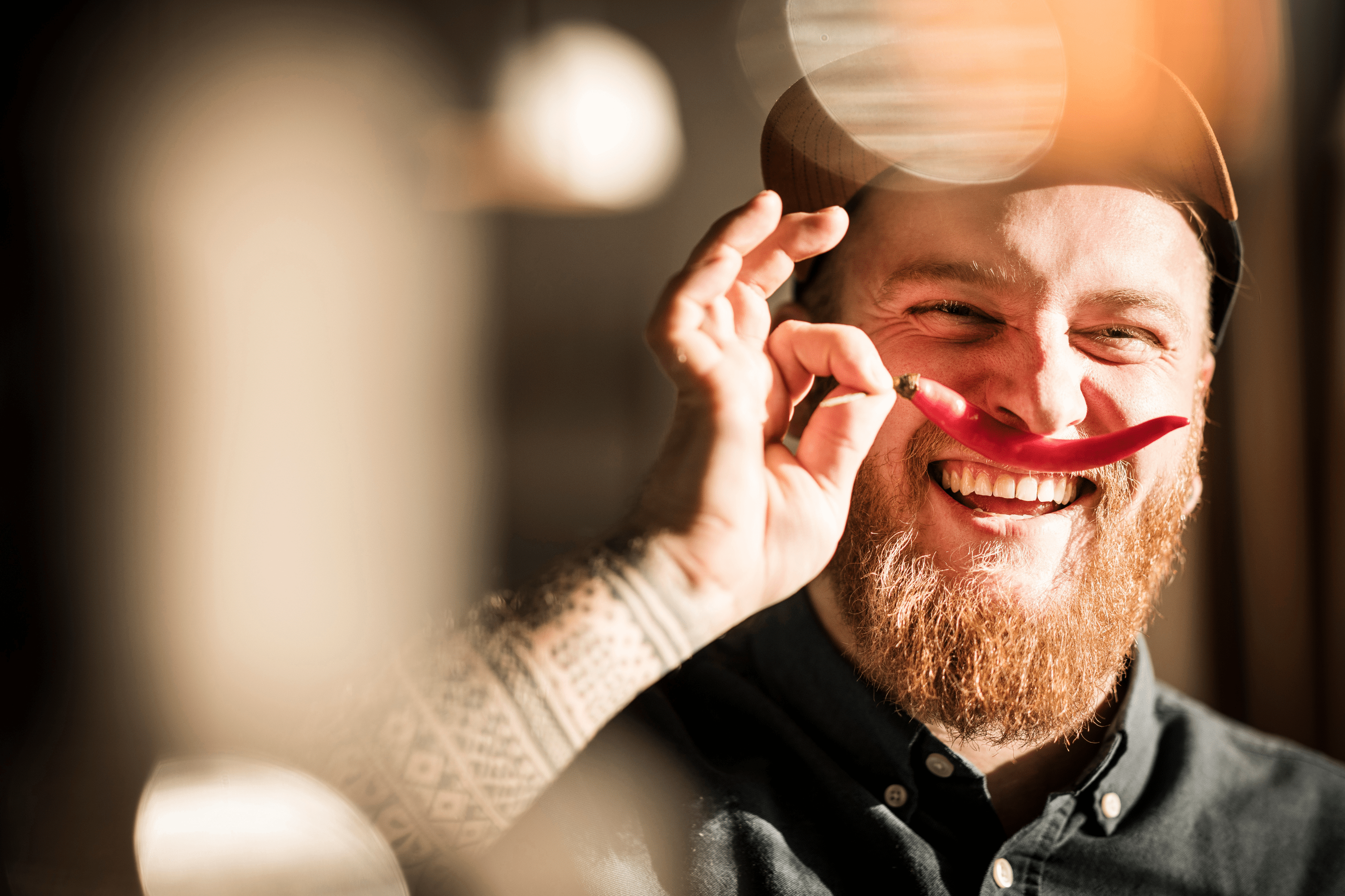 Profesjonelt forretningsmøte med  glade kollegaer – en mann i hvit  skjorte og briller håndhilser på en  annen person mens teamet smiler.  Moderne kontormiljø med laptop,  notater og kaffekopper på bordet.