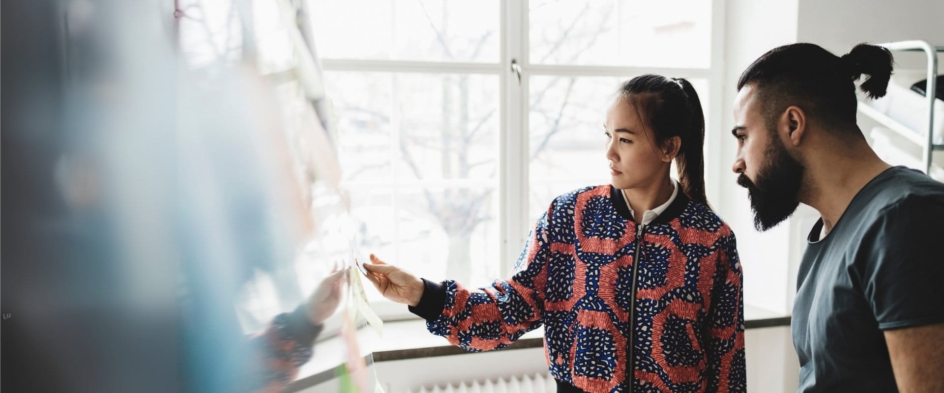 Collega’s schudden elkaar de hand