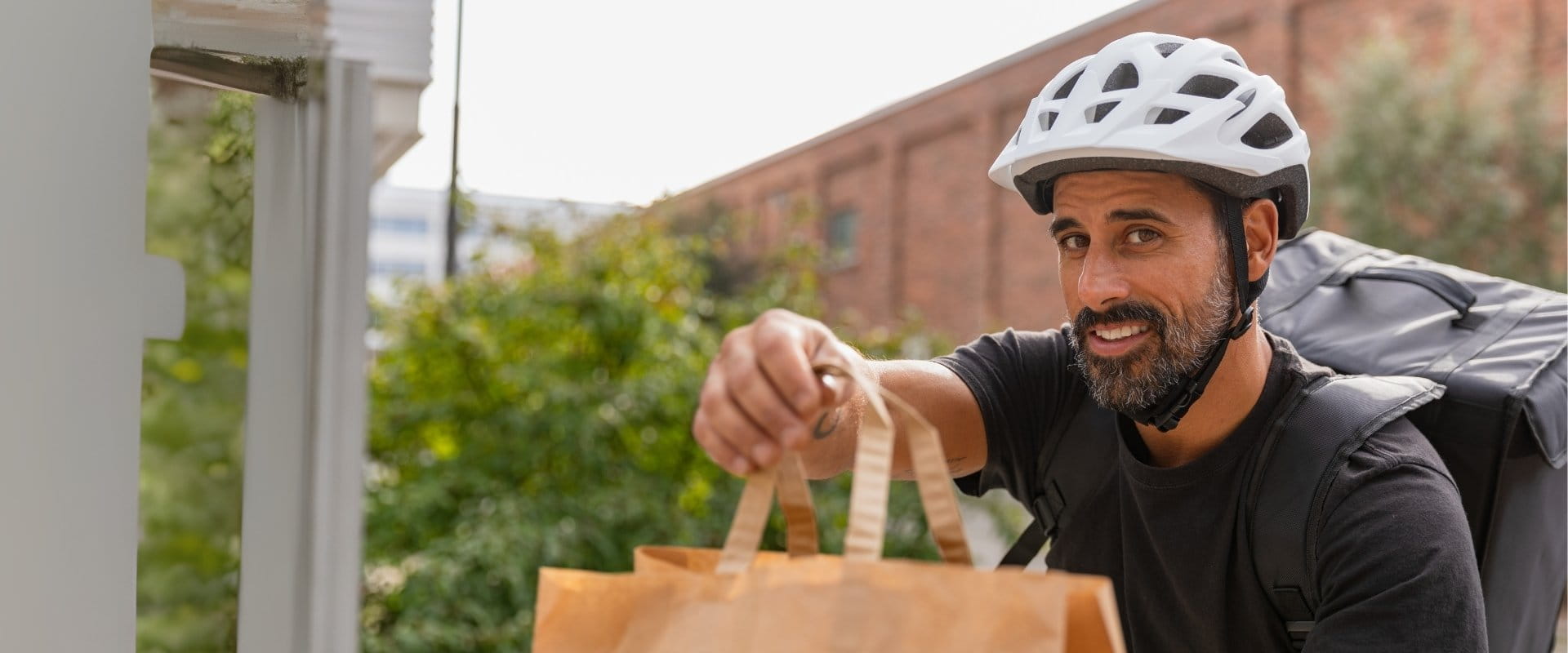 Lachende man op de fiets