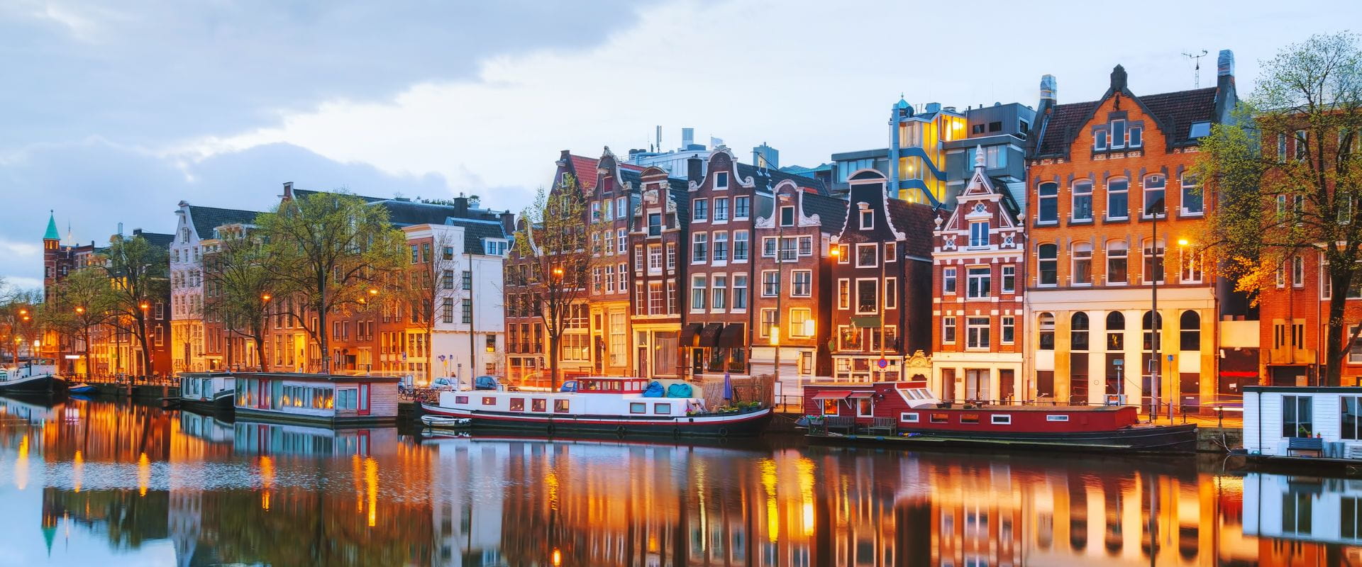Pakhuizen aan de gracht in Amsterdam