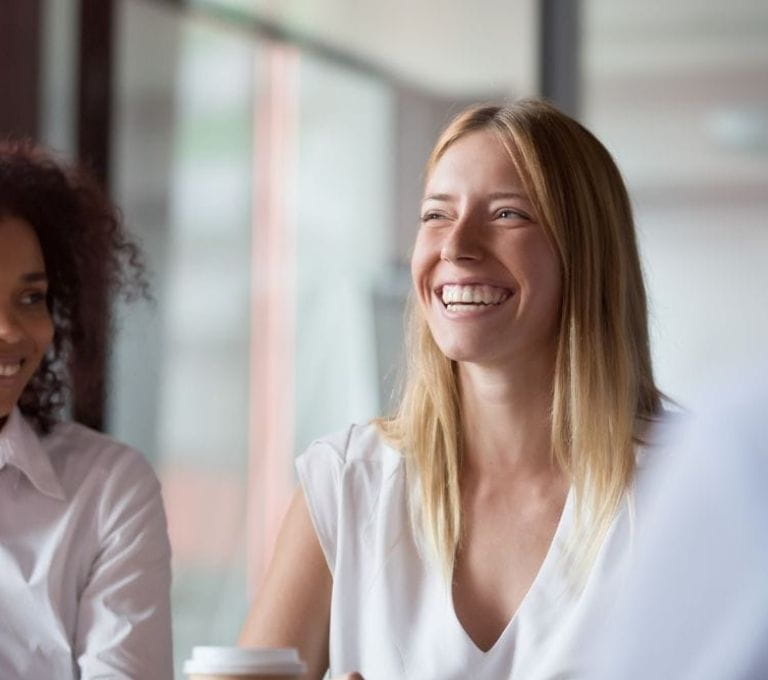 Dame lacht naar collega