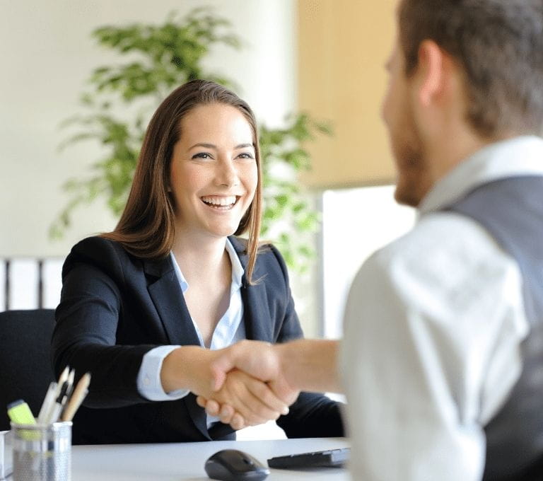 Collega’s schudden elkaar de hand