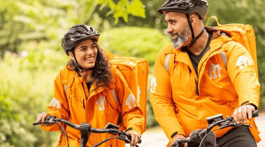 Twee bezorgers op de fiets