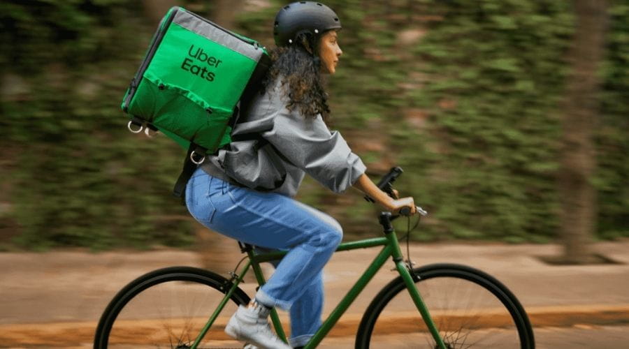 Bezorgster op de fiets