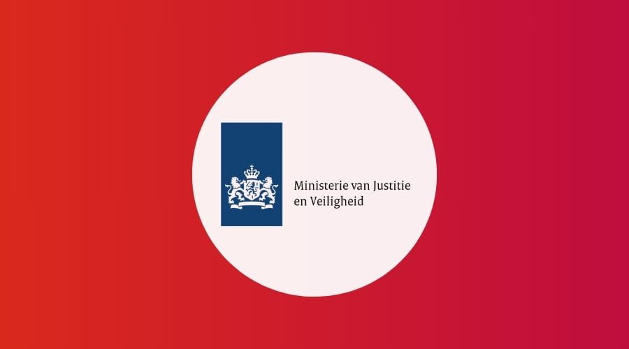 Ministerie van justitie en veiligheid logo met een rode achtergrond